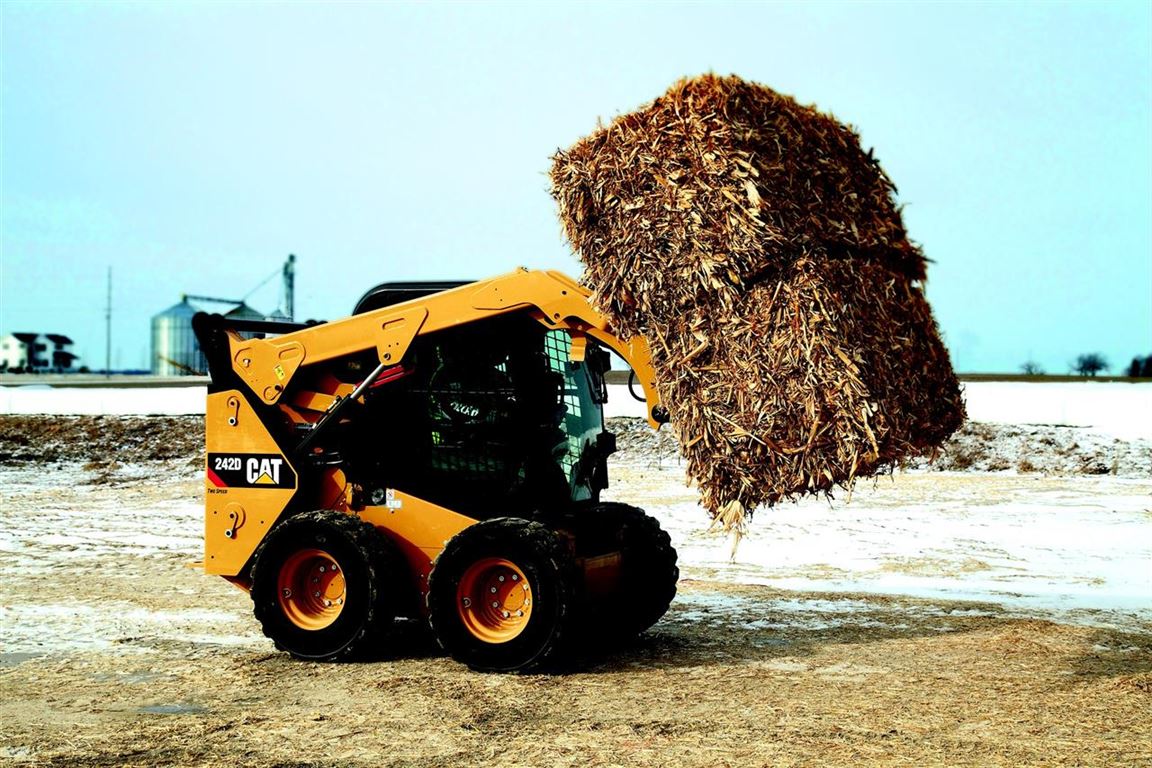 DK-TEC forhandler alt, hvad du skal bruge af minilæsser udstyr og maskiner til skovbrug