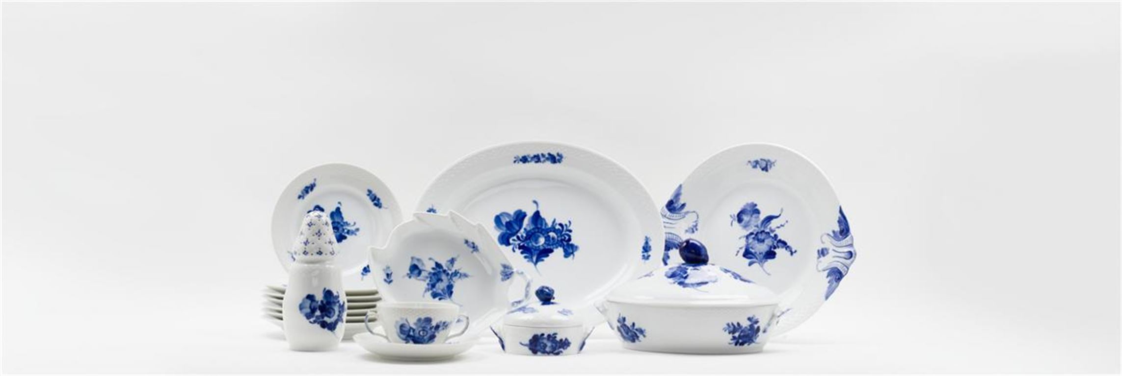 Indret spisestuen med blå blomst flettet